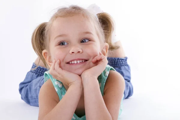 Gülüyor, karnına yalan küçük kız.