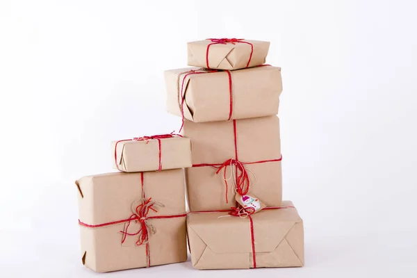 Cadeaux pile en papier kraft — Photo