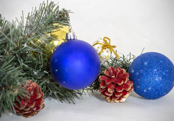 Palle di Natale e abete — Foto Stock