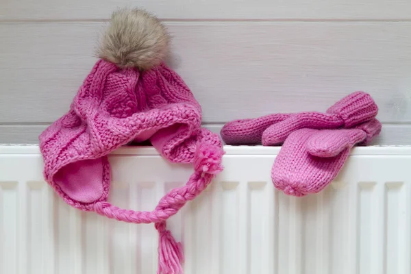 Enfant chapeau d'hiver et moufles de séchage — Photo