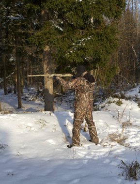 Kışın bir silah nişan avcı