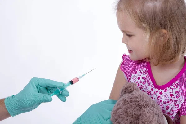 Doktor tutan bir enjeksiyon aşı küçük kız
