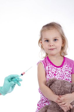 Doktor bir enjeksiyon aşı kız tutar