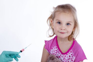 Doktor bir enjeksiyon aşı çocuk tutar