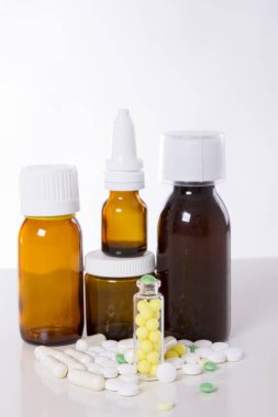 Farklı ilaç kapları ve şişeler,
