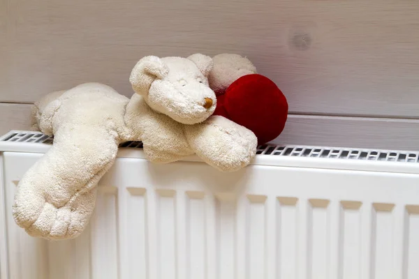 Radiador de aquecimento com ursinho de pelúcia dentro de casa — Fotografia de Stock