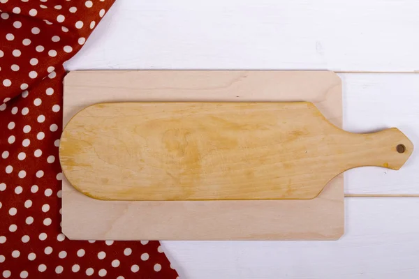 Обробна дошка на дерев'яному столі — стокове фото