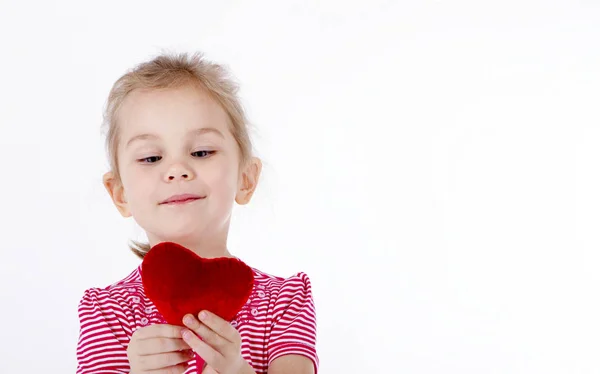 Criança segurando um coração — Fotografia de Stock