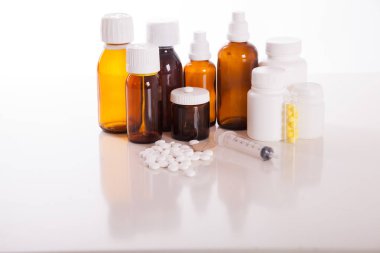 Kompozisyon ilaç şişeleri ve hapları