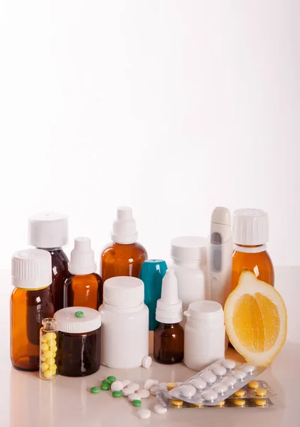 Composição de frascos de medicamentos e pílulas — Fotografia de Stock