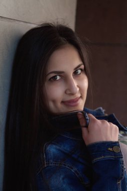 Genç kız portre esmer sokak