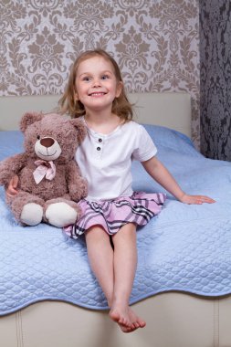 çocuk ve oyuncak yatağa otur