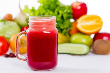 bir arka plan üzerine bir bardak sebze meyve güler yüzlü