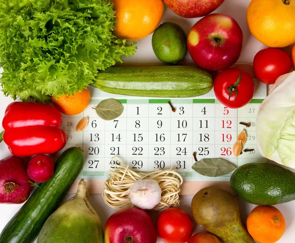 Légumes et fruits autour du calendrier — Photo