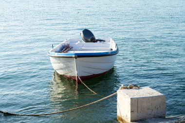 Küçük Motorlu tekne limana durur