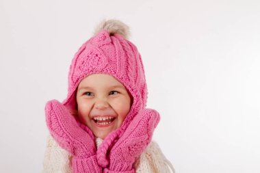 örgü şapkalı kız mutlu