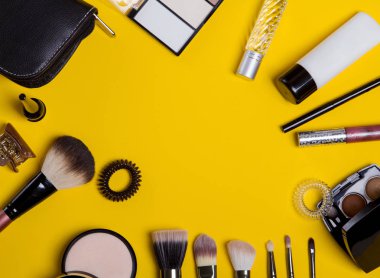 Makyaj fırçası ve kozmetik, izole arka plan üzerinde