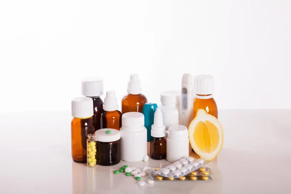 Frascos de plástico com medicamento — Fotografia de Stock