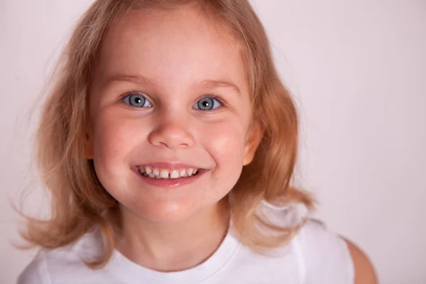 Schattig klein meisje glimlachend close-up — Stockfoto