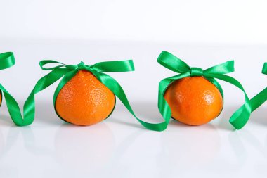 kurdele ile sargılı meyve