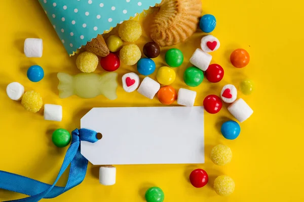 Вид сверху на красочные конфеты — стоковое фото