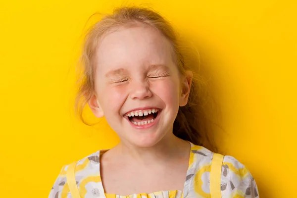 Cheerful girl laughs — Stock Photo, Image