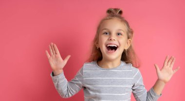 mutlu kadın açık elle, kız çığlık çığlık şaşırttı