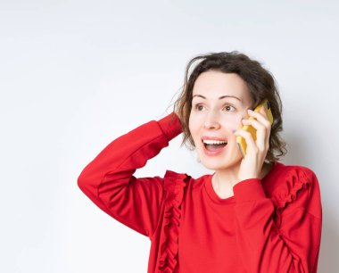 İş kadını cep telefonuyla konuşuyor.