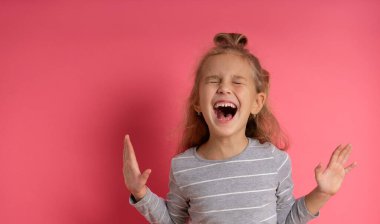 mutlu kadın açık elle, kız çığlık çığlık şaşırttı