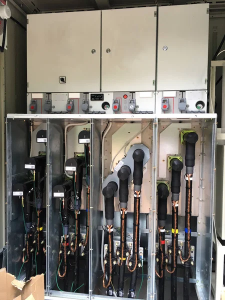 Elektrik dolabının içinde.