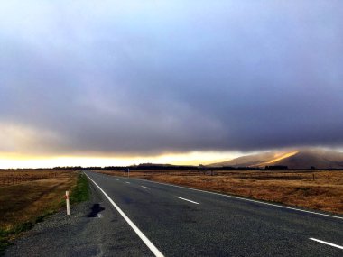 Kasvetli bir günde yol