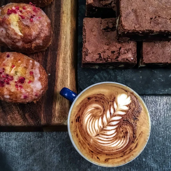 Bir fincan latte ve brownie.