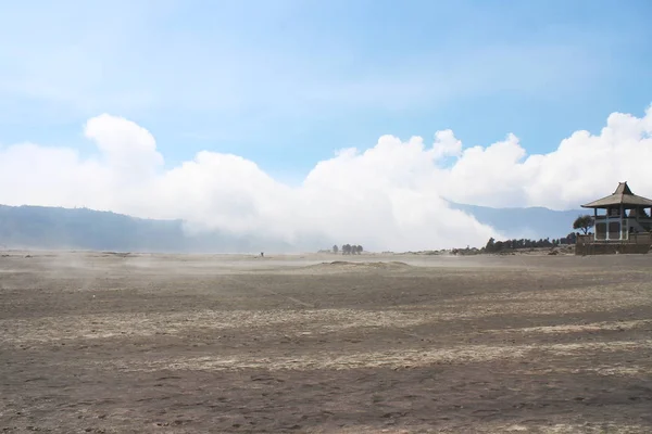 Bromo kraterinin yanındaki volkanik plato.