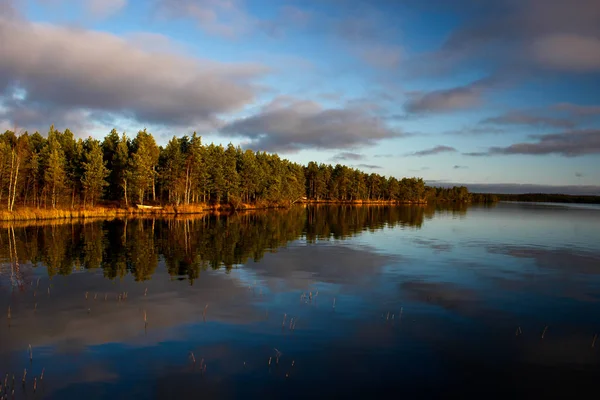 Lago Parque Nacional Kurjenrahka Finlandia — Foto de Stock