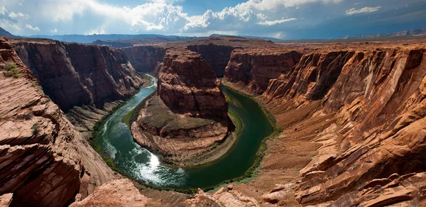 Arizona 'daki Horseshoe Bend gözlem noktasından Colorado nehri..