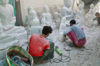 Mandalay, Myanmar-4 Aralık 2019: Mandalay, Myanmar 'da mermer Buda heykelleri oyan üç adam