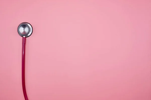 Rózsaszín sztetoszkóp a rózsaszín háttér — Stock Fotó