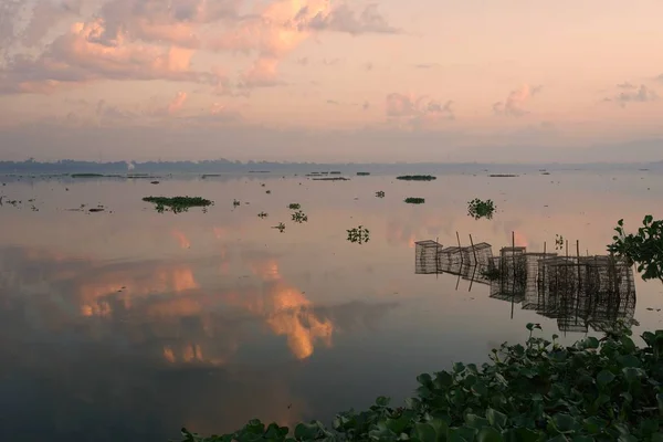 Flytande fiskburar i Taungthaman Lake i soluppgången tid med reflektion av den gyllene himlen i vattnet — Stockfoto