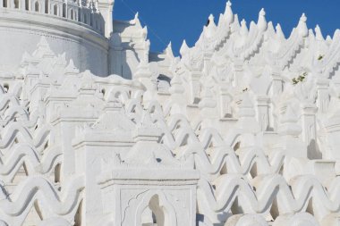 Hsinbyume pagoda açık mavi gökyüzü altında güneşli bir günde, Mingun, Myanmar