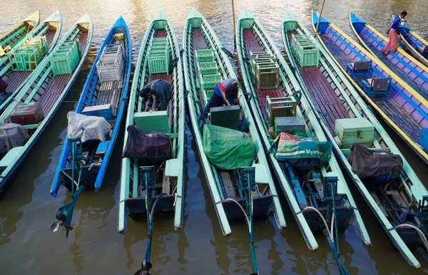 Inle, Mynamar-Dec 4, 2019: Лодки на канале, Inle, Мьянма — стоковое фото