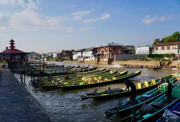 Inle, Mynamar-dic 4, 2019: Barcos en el canal, Inle, Myanmar — Foto de Stock