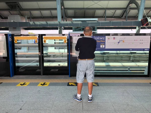Μπανγκόκ, Ταϊλάνδη-Δεκ 29, 2019: Ένας γέρος στέκεται στην πύλη του σταθμού Bangkhunnon, Bangkok Expressway and Metro, Μπανγκόκ, Ταϊλάνδη — Φωτογραφία Αρχείου