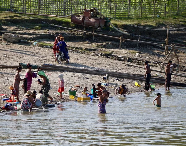 Mingun, Myanmar-Dec 7, 2019: lifestyles of Burmese people at the bank of Irrawaddy River, Mingun, Myanmar — Stock Photo, Image