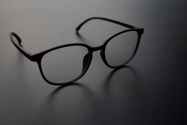 Eine schöne Brille auf schwarzem Hintergrund — Stockfoto