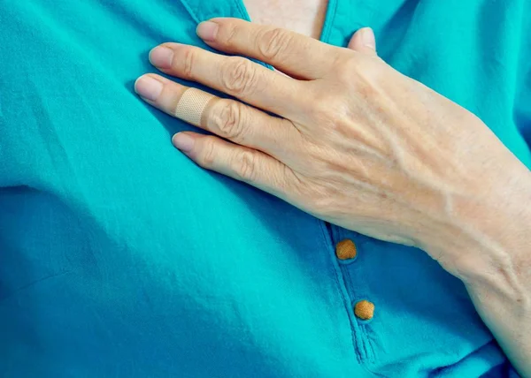 A wound at left ring finger of an old woman dressing with band aid — Stock Photo, Image