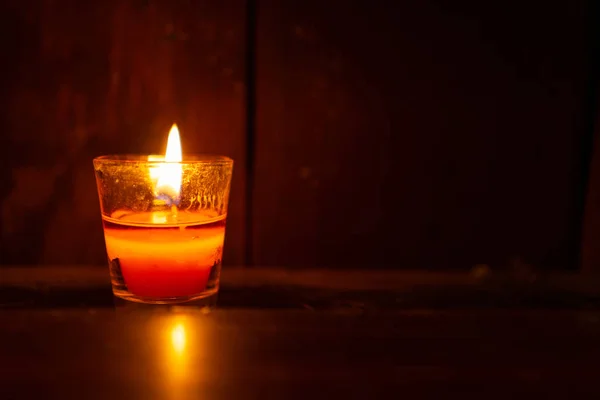 Una Luz Vela Brillante Habitación Con Pared Manchada —  Fotos de Stock