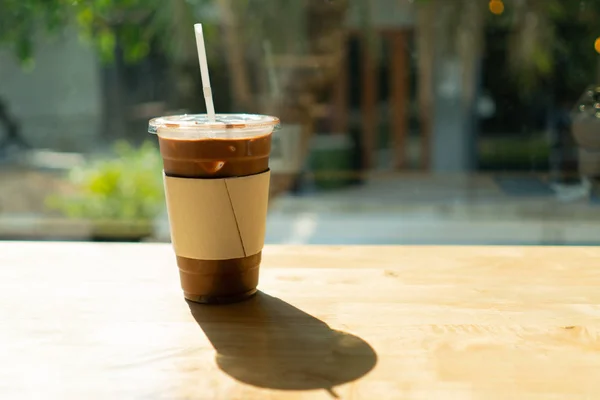 Ijs chocolade in plastic glas op de houten tafel in de cofee — Stockfoto
