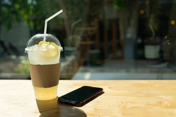 Mrożona włoska soda cytrynowa w przezroczystym plastikowym szkle z czarnym smart — Zdjęcie stockowe