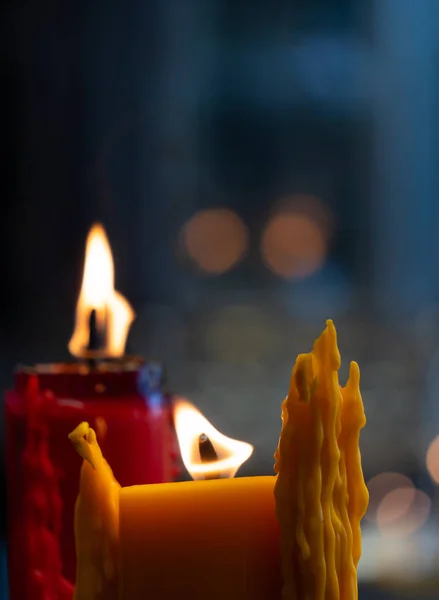 Vela de flexión amarilla con llama encendida de la gente en los Budas — Foto de Stock