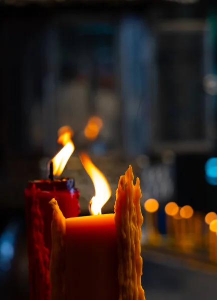 Vela de flexión amarilla con llama encendida de la gente en los Budas — Foto de Stock